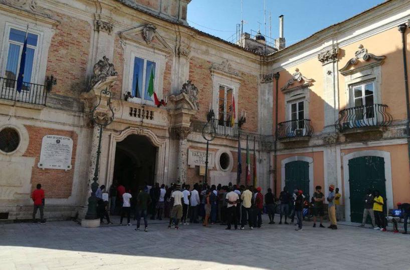 San Severo: staccano elettricità a migranti e lanciano pietre, la denuncia di un'associazione