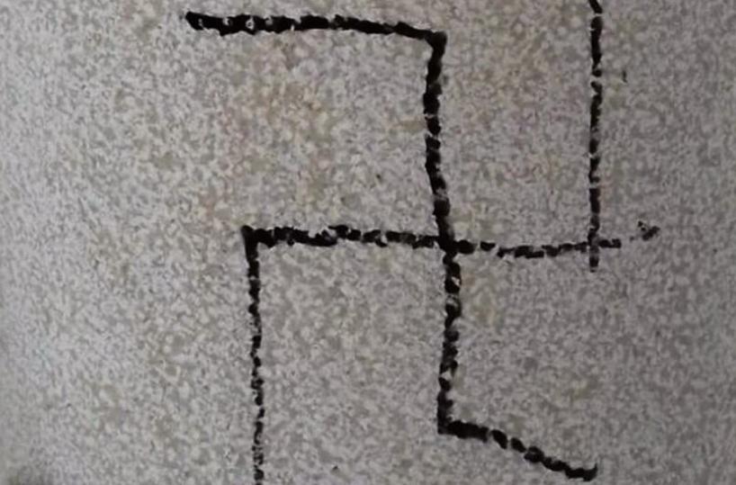 Andria, svastica sulla Cattedrale, vescovo: «Preoccupa l'ideologia»