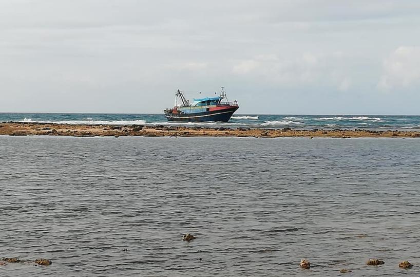 Peschereccio carico di migranti si incaglia sugli scogli: sbarco a Torre Pali, in Salento