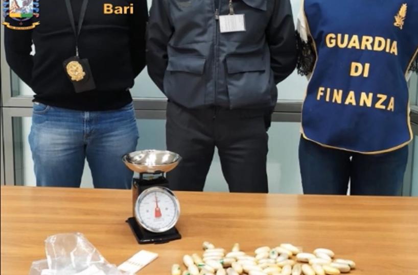 Bari, trafficante di droga ingerisce 54 ovuli di eroina: arrestato dalla Gdf