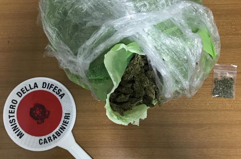 Massafra, fermati per controlli gettano un chilo di marijuana: in cella 3 albanesi