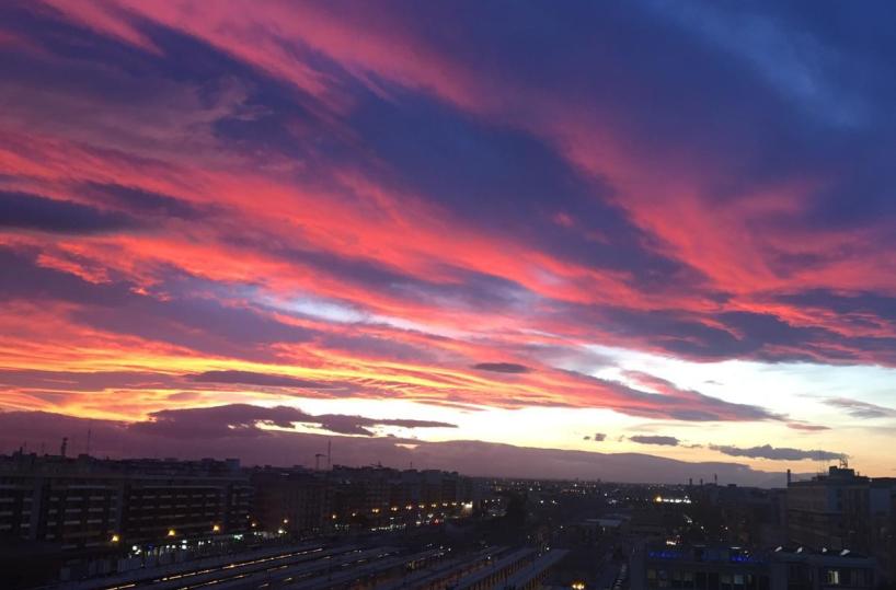 Bari, cielo acquerello a tinte rosa e blu: il tramonto sulla stazione è da mozzare il fiato