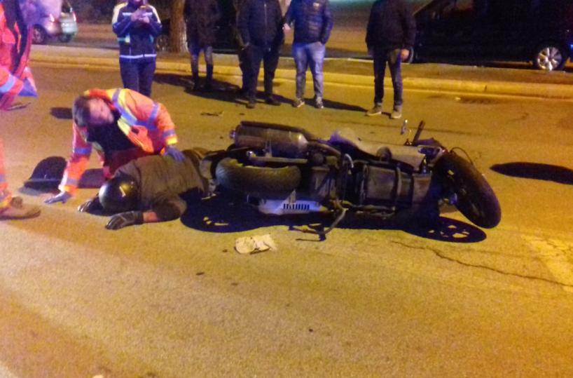 Bari, investe con l'auto un motociclista in via Caldarola e fugge: beccato dalla polizia 
