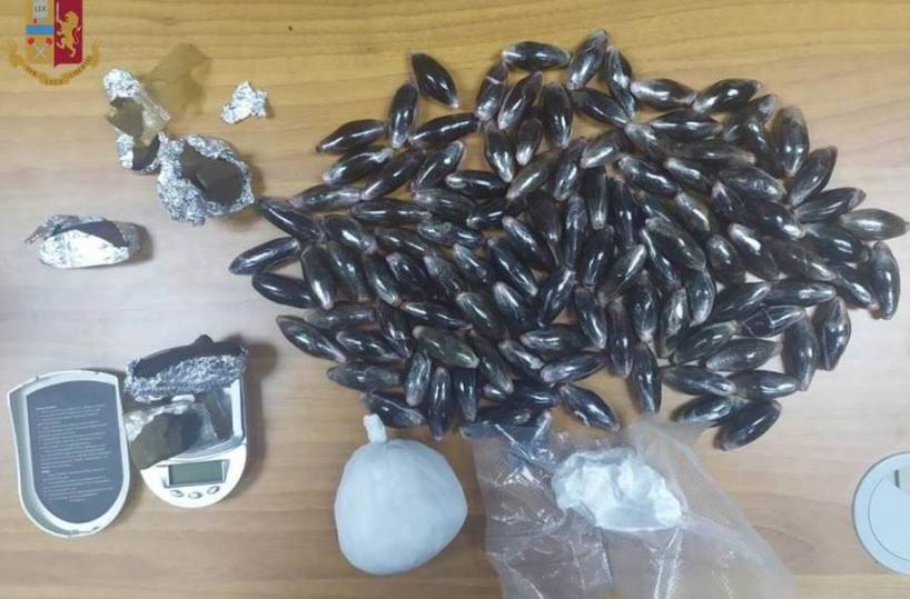 Taranto, nascondeva 109 ovuli di hashish: arrestato 19enne