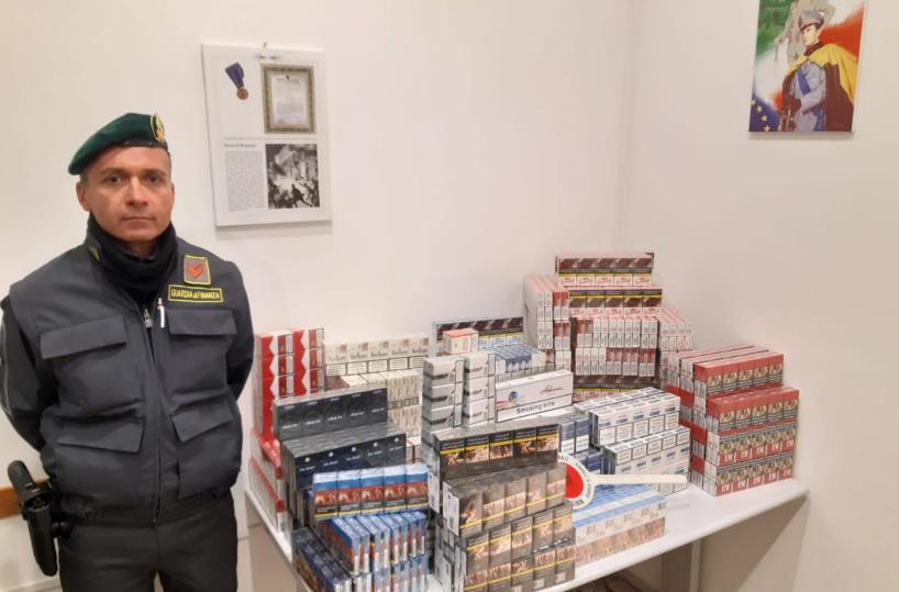 Manfredonia, in auto con oltre 2000 pacchetti di sigarette: arrestati due insospettabili 