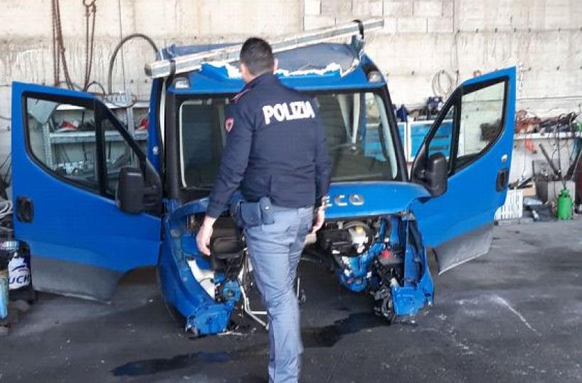 Cerignola, erano intenti a smontare un furgone rubato: tre in manette