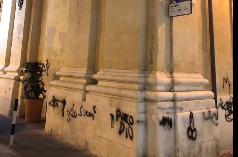 Bari, imbrattano con lo spray la chiesa di San Domenico: la denuncia di Sos Città