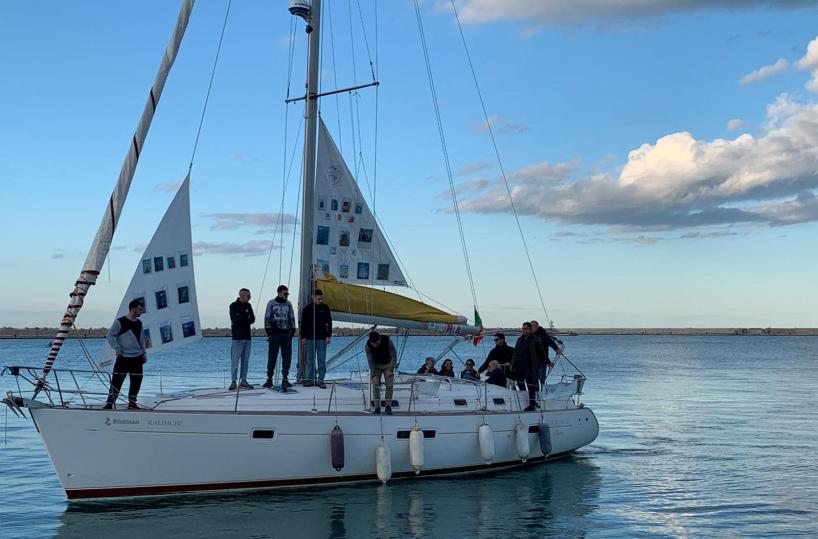 Ecco «Bari social boat»: partono le iscrizioni per salpare sulla barca-biblioteca 