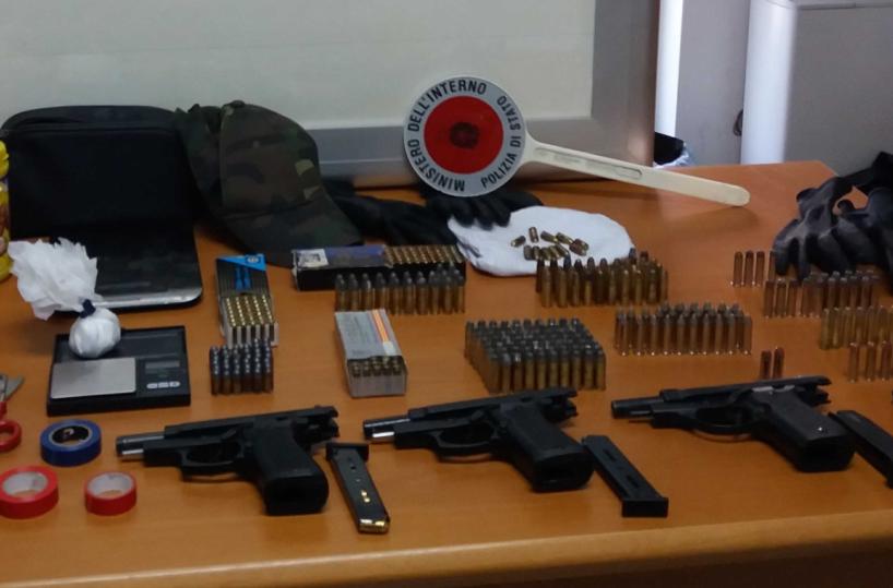Barletta, un arsenale nascosto nel box auto: armi sotto sedili auto e sotto sella moto, arrestato