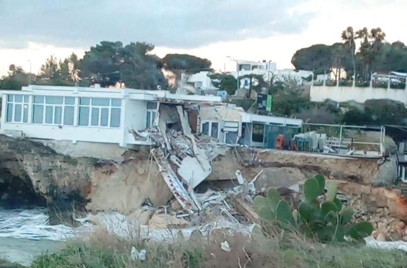 Maltempo in Puglia, il forte vento flagella Monopoli: crollato un ristorante 