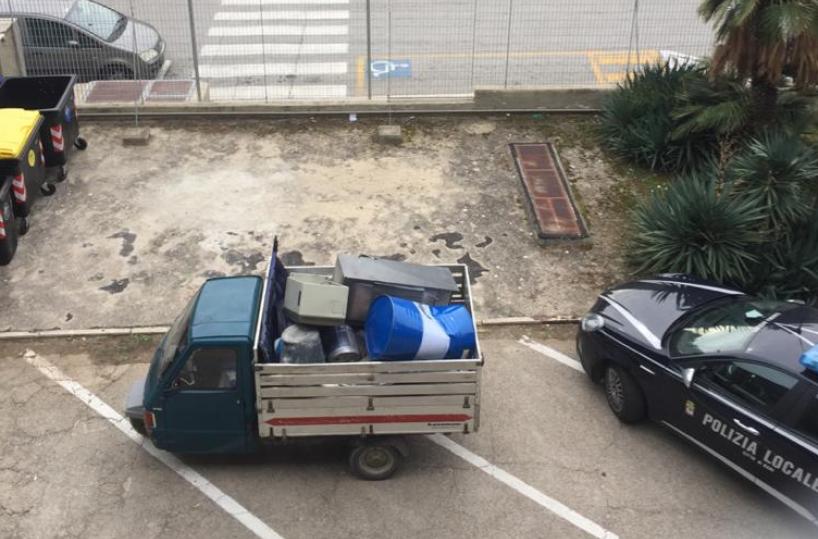 Bitonto, abbandonava rifiuti a Bari trasportandoli con un Ape: beccato incivile