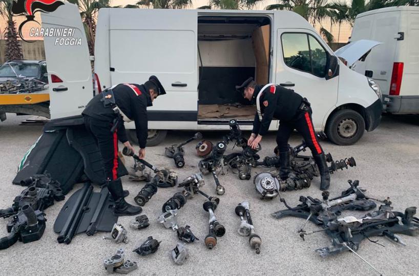 Cerignola, in furgone nascondono centinaia di pezzi di ricambio d'auto: denunciati