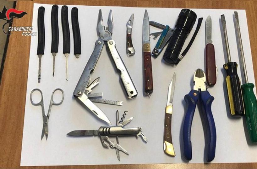 Manfredonia, a spasso con numerosi arnesi atti allo scasso: nei guai un cerignolano