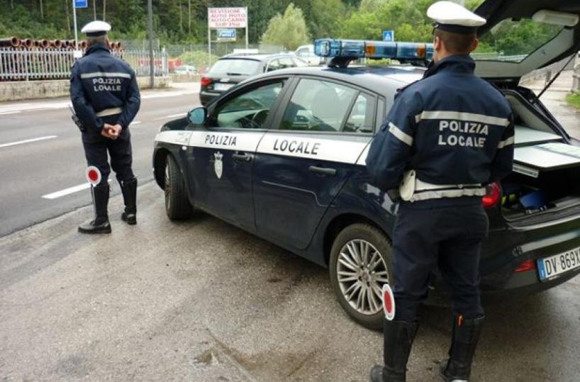Sfreccia con l'auto sulla Statale 16 e non si ferma all'alt della polizia: 20enne in fuga arrestato 