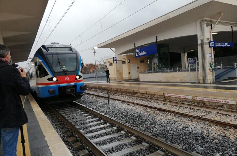 Bari-Gargano, Fitto: «Emiliano ha inaugurato il primo viaggio di un treno che non esiste» 