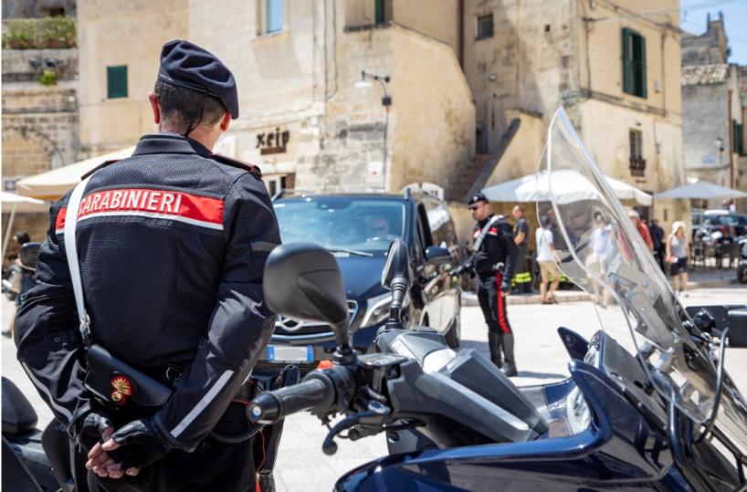 Matera, la madre non vuole dargli la carta prepagata, lui ubriaco la minaccia e la picchia: arrestato