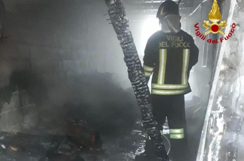 Pignola, fiamme distruggono deposito di attrezzi