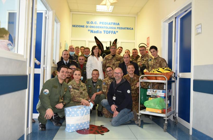Taranto, il 36° Stormo e l'84° Csarregalano un sorriso ai piccoli malati