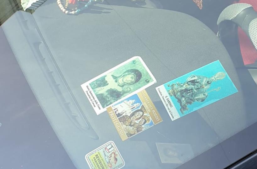 Canosa, santini e fiori: il cruscotto dell'auto diventa un &laquo;altarino&raquo;