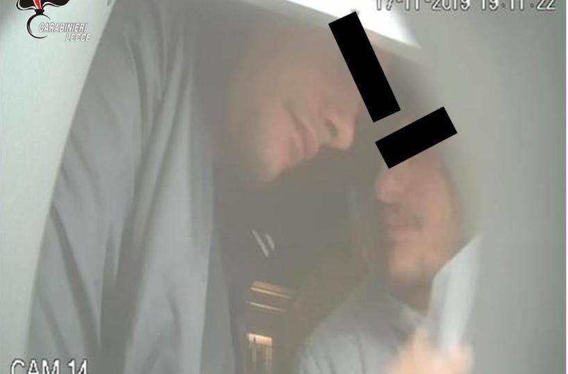 Carmiano, rapinatori portano via carte Bancomat e si fanno fotografare allo sportello: arrestati