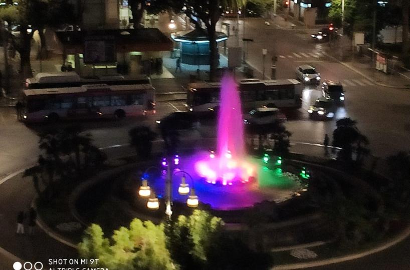 Bari, giornata della lingua dei segni, la fontana di piazza Moro si illumina di blu