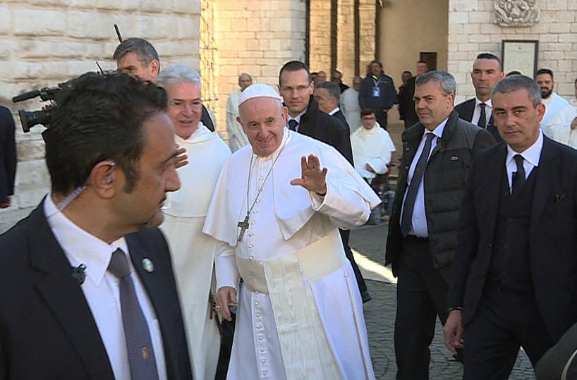 Papa Francesco arriva a Bari: atteso Mattarella, Conte dà forfait per emergenza Coronavirus