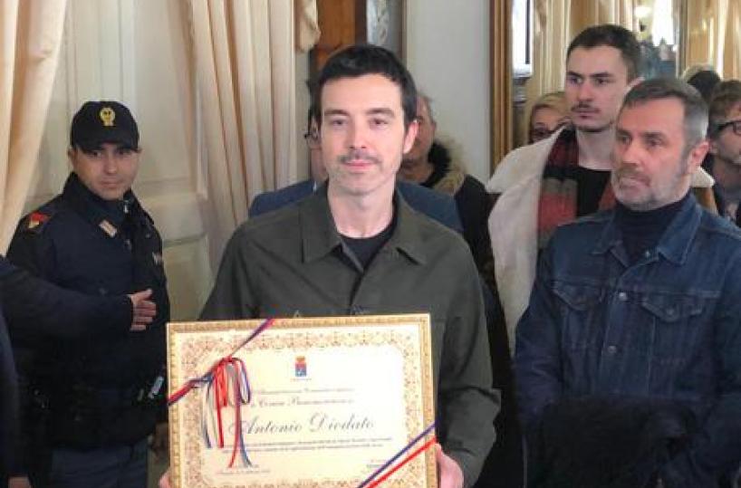 Diodato nella sua Taranto: l'omaggio di un artista è virale