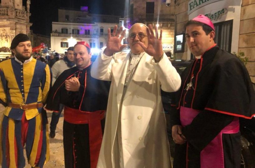 Il sosia di Papa Francesco crea scompiglio al Carnevale di Ostuni