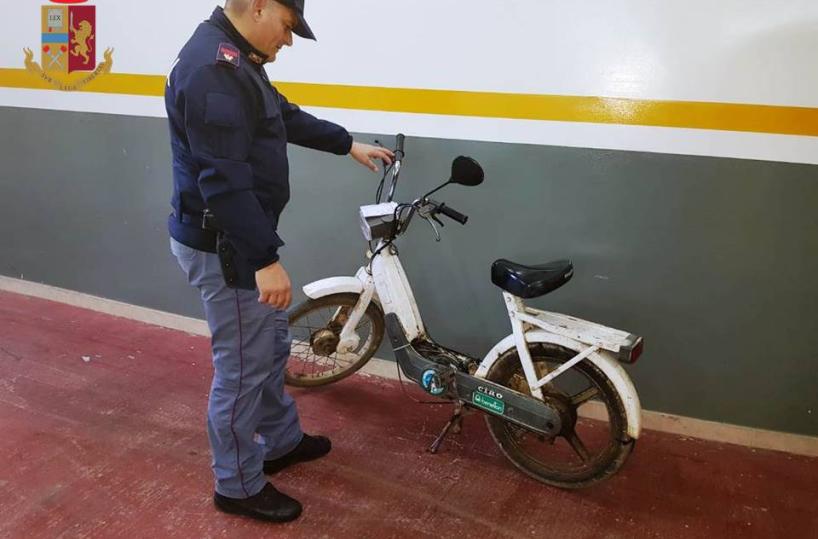 Manduria, polizia denuncia un giovane senza patente: guidava un «Ciao» rubato 34 anni fa