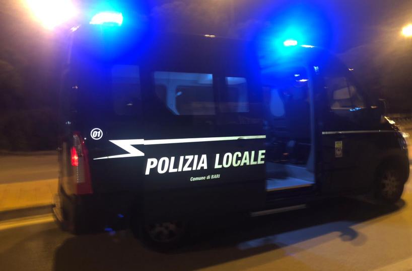 Bari, una 20enne ubriaca alla guida danneggia varie auto in sosta: denunciata