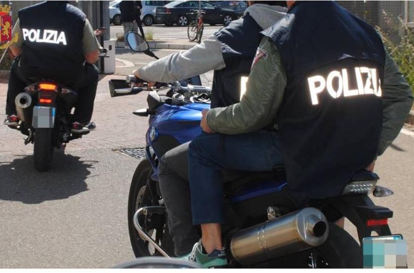 Taranto, spaccia in bici per le vie della città, arrestato