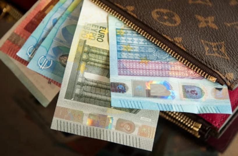 Terlizzi, a 15 anni vede portafoglio per strada, trova la proprietaria sui social e lo restituisce
