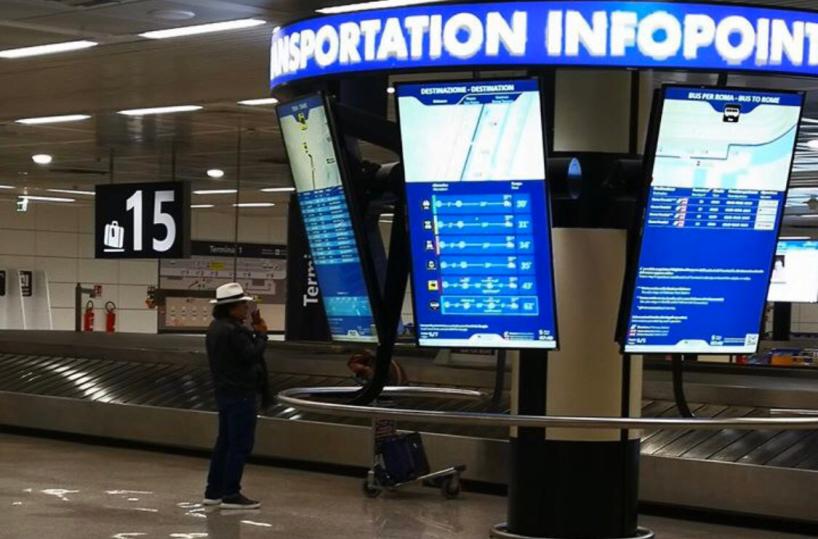 Fiumicino, Al Bano «da solo» nell’aeroporto deserto: lo scatto è virale