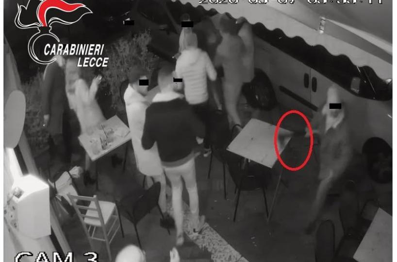 Tricase, fa irruzione nel bar con l'accetta: «Dammi da bere». E sfascia tutto