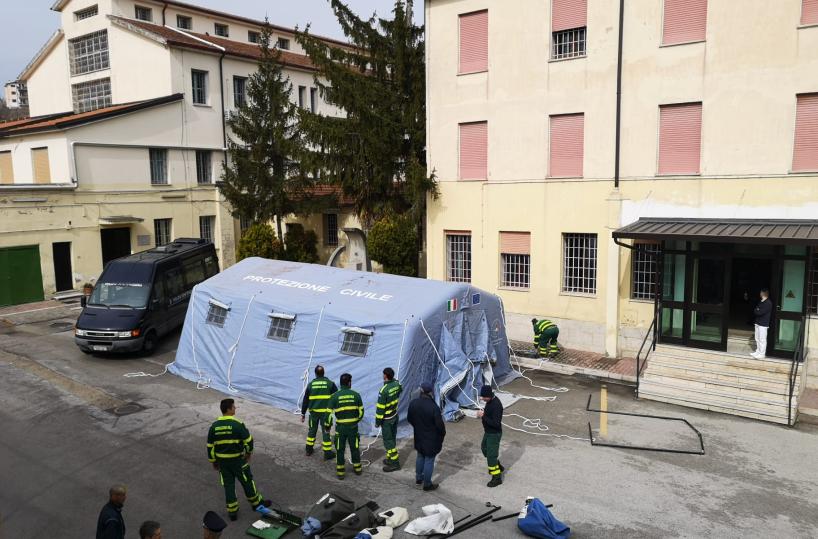 Coronavirus, tende pre triage davanti a carceri di Potenza e Matera