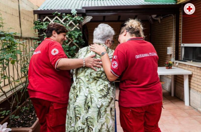 Coronavirus, ad Andria la Croce Rossa porta spesa e farmaci a casa degli anziani