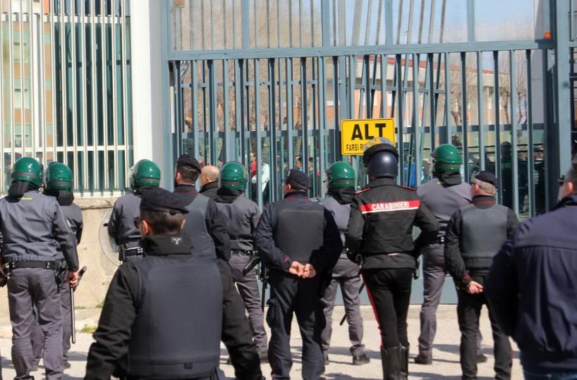 Foggia, fuga da film dal carcere: 80 evadono, 34 ancora ricercati. Caccia all'uomo in Molise .