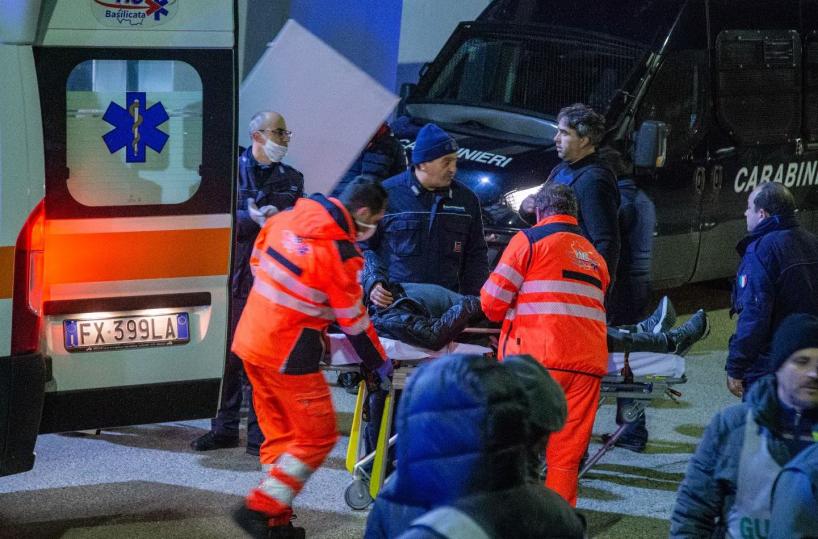 Melfi, due detenuti picchiano agenti  e minacciano con lame: cinque feriti