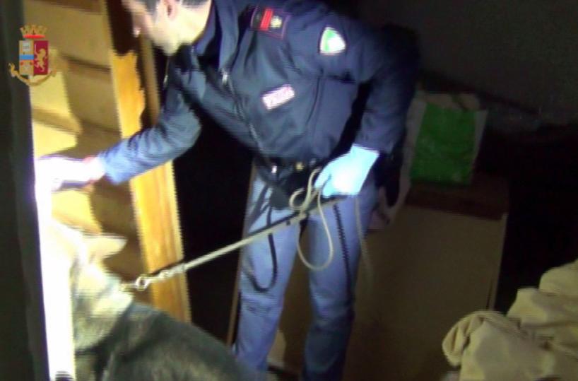 Grottaglie, polizia smantella piazza di spaccio: 3 arresti