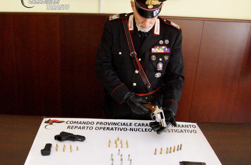 Taranto, aveva in casa una S.Barbara con armi e munizioni: arrestato 47enne
