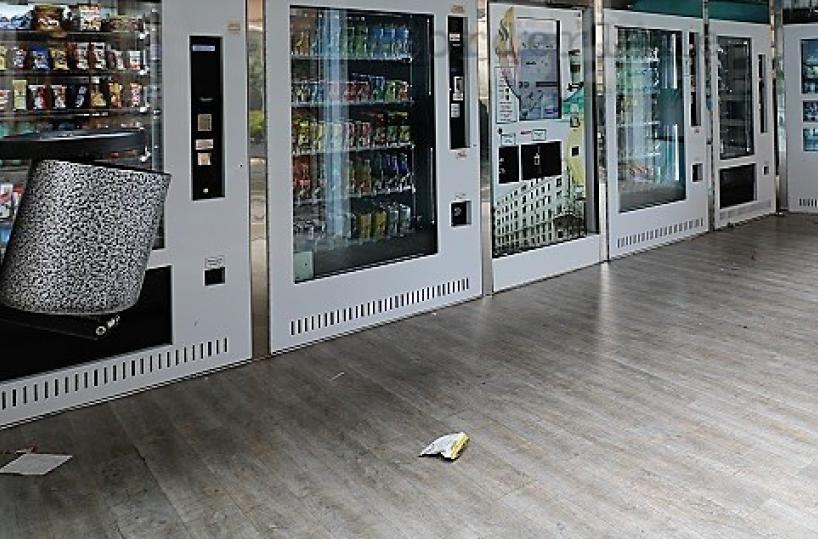 Bari, Decaro ordina chiusura distributori automatici 24 h. «Troppi assembramenti»