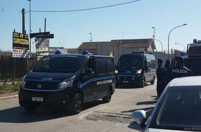 Puglia, poliziotti penitenziari allo stremo: «Senza mascherine e senza controlli sanitari»