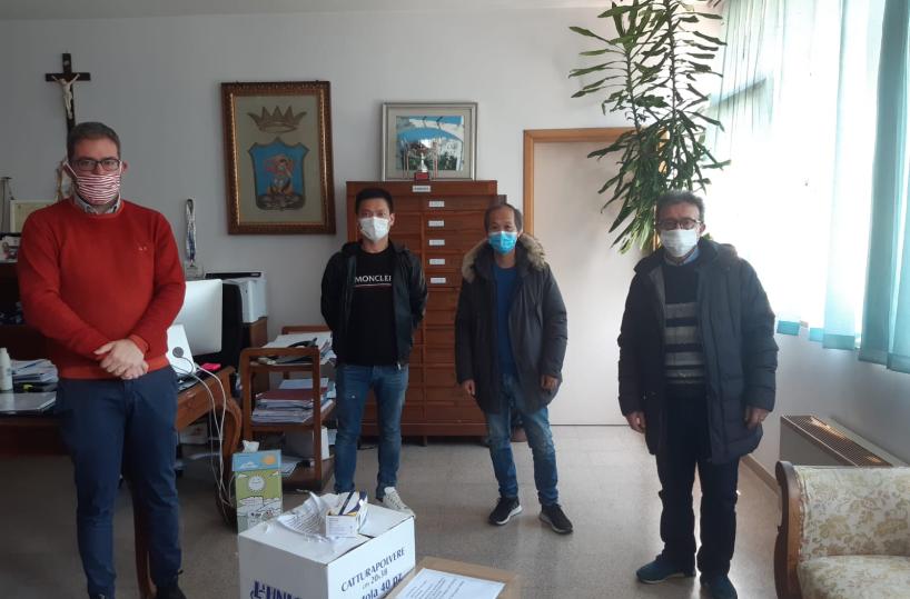 Coronavirus, imprenditori cinesi donano mascherine e gel igienizzanti al Comune di Mola