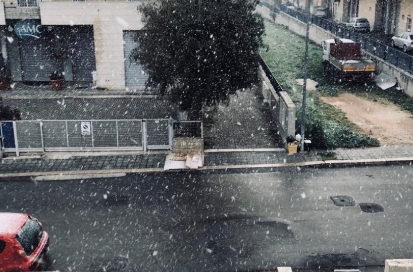 Maltempo in Puglia, anche nel Barese ci si sveglia con la neve