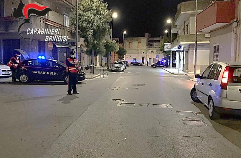Brindisi, in tanti nel circolo privato a bere, tra loro anche una persona ai domiciliari: intervengono i cc