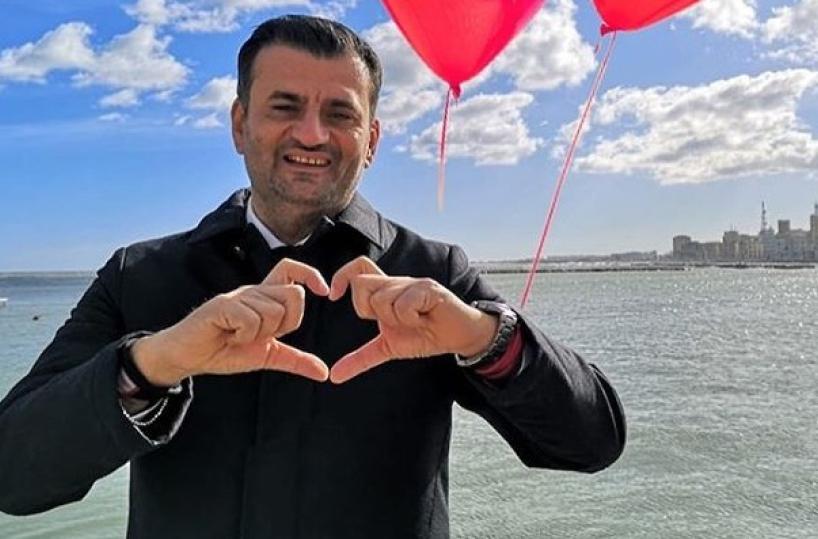 Bari, sindaco star dei social: nasce la pagina «Le bimbe di Antonio Decaro»