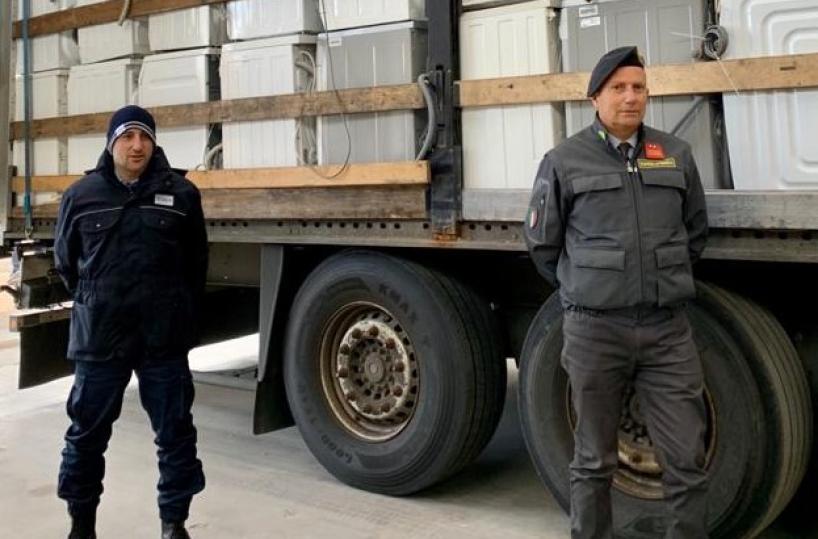 Bari, GdF sequestra al porto camion carico di elettrodomestici usati