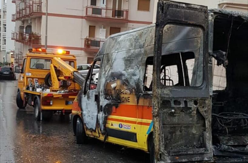 Martina Franca, 2 ambulanze date alle fiamme: si cercano colpevoli