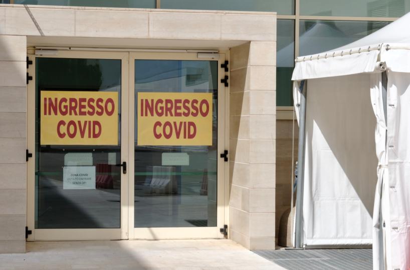Bari, per evitare caos al Policlinico Asl trasferisce 10 positivi al Miulli. Riattivato il covid hospital