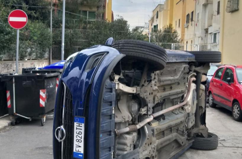 Bari, carambola a Carrassi: auto si cappotta dopo aver urtato due auto